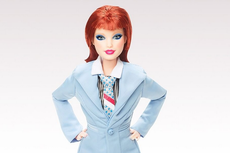 Mattel Rilis Barbie Figur David Bowie dengan Balutan Jas Biru