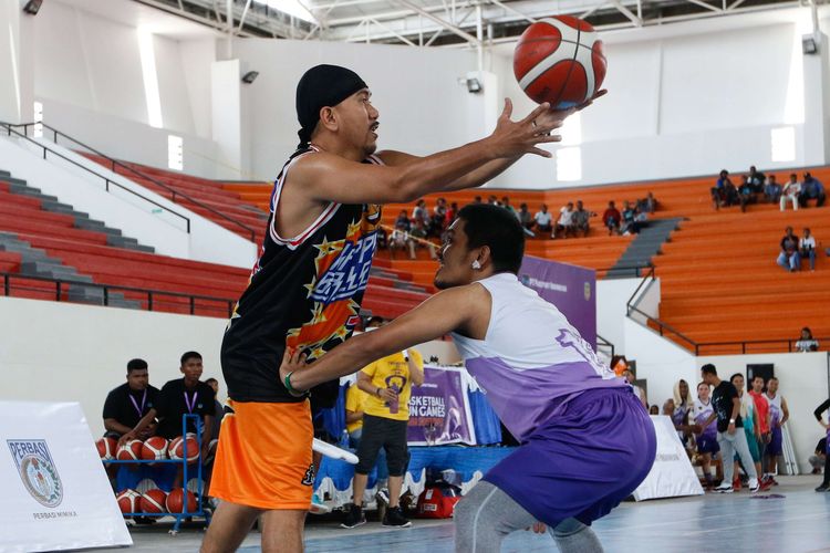 Suasana pertandingan basket antara pemain Happy Ballers dan pemain Freeport Basketball Team saat Basketball Fun Games yang diadakan PT Freeport Indonesia di Mimika Sport Complex, Timika, Papua, Sabtu (8/2/2020). Papua akan menjadi tuan rumah PON XX 2020 mendatang.