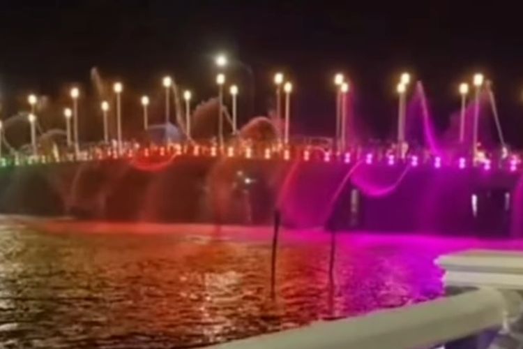 Lampu sorot dan air mancur Jembatan 9 November Banjarmasin saat dilakukan ujicoba.