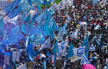 Massa buruh berunjuk rasa di depan kompleks Parlemen, Senayan, Jakarta, Selasa (25/8/2020). Dalam aksinya itu ribuan buruh menolak omnibus law draf pemerintah dan menuntut agar PHK massal dampak COVID-19 dihentikan.