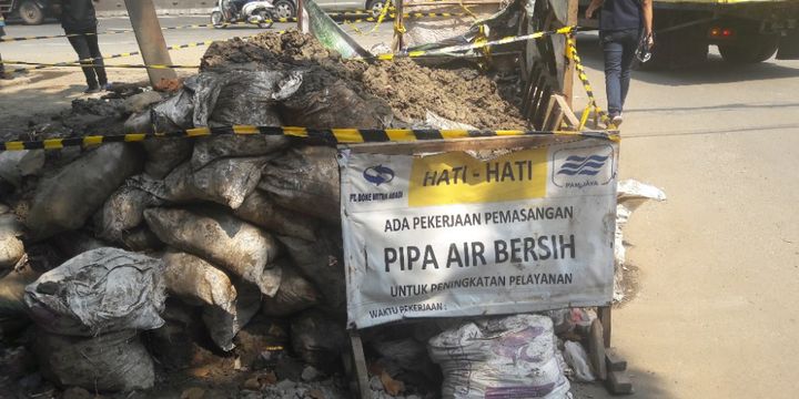 Lokaso tertimbunnya seorang pekerja galian bernama Tarno di Jalan Jembatan Tiga, Jakarta Utara