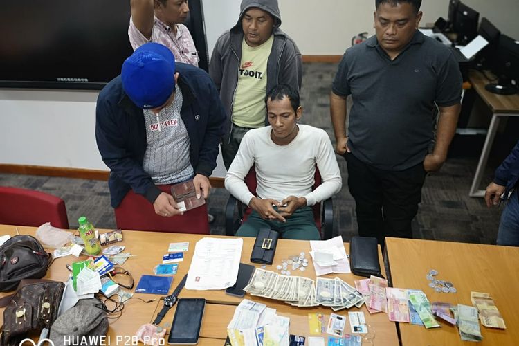 Pelaku perampokan saat ditangkap beserta barang bukti oleh Polda Bali.