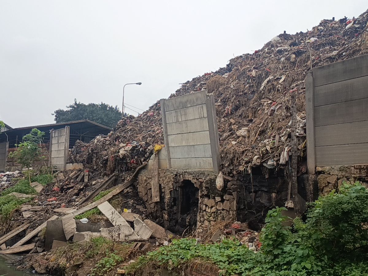 Gunungan Sampah di Pasar Induk Kramat Jati Bikin Tembok Pembatas Jebol