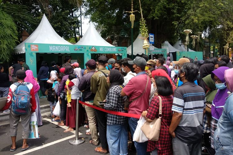 Warga mengantre makanan gratis di salah satu stan pesta rakyat Kaesang dan Erina, Minggu (11/12/2022), di Solo, Jawa Tengah. Bagi-bagi makanan gratis ini merupakan rangkaian pernikahan Kaesang-Erina.
