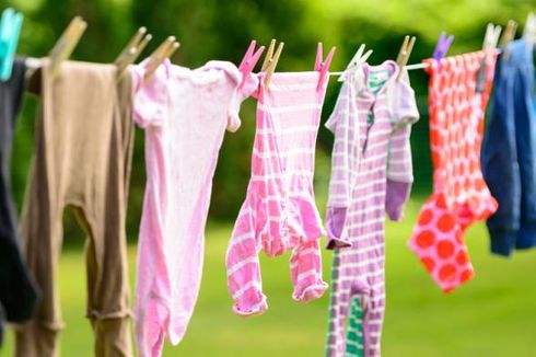 Cara Mengeringkan Baju Bayi, Pakai Mesin Pengering atau Dijemur?