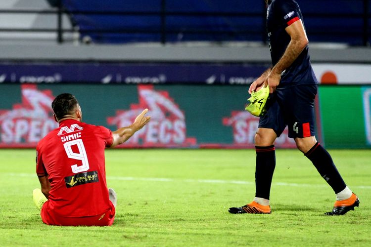 Pemain Persija Jakarta Marko Simic meminta sepatunya yang lepas saat pertandingan pekan 23 Liga 1 2021-2022 melawan Arema FC yang berakhir dengan skor 1-1 di Stadion Kapten I Wayan Dipta Gianyar, Sabtu (5/2/2022) malam.