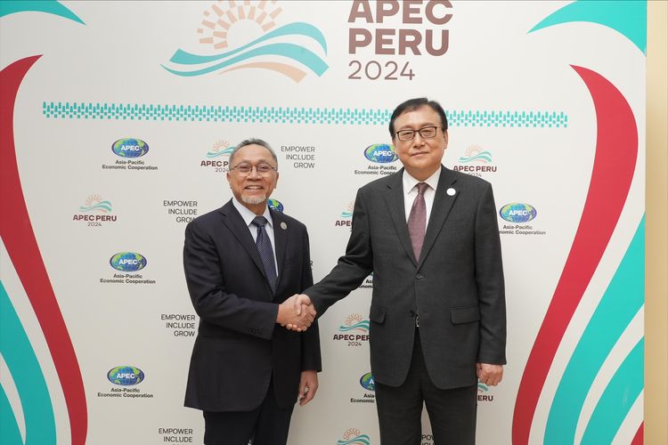 Menteri Perdagangan (Mendag) Zulkifli Hasan (Zulhas) saat menghadiri pertemuan bilateral dengan Menteri Perdagangan Korsel Inkyo Cheong di sela-sela APEC Ministers Responsible for Trade (MRT), Peru, Sabtu (18/5/2024).