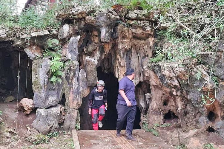 Pengunjung dari rombongan Jelajah Geopark Gunung Sewu menyusuri Gua Tembus, Selasa (31/1/2023).