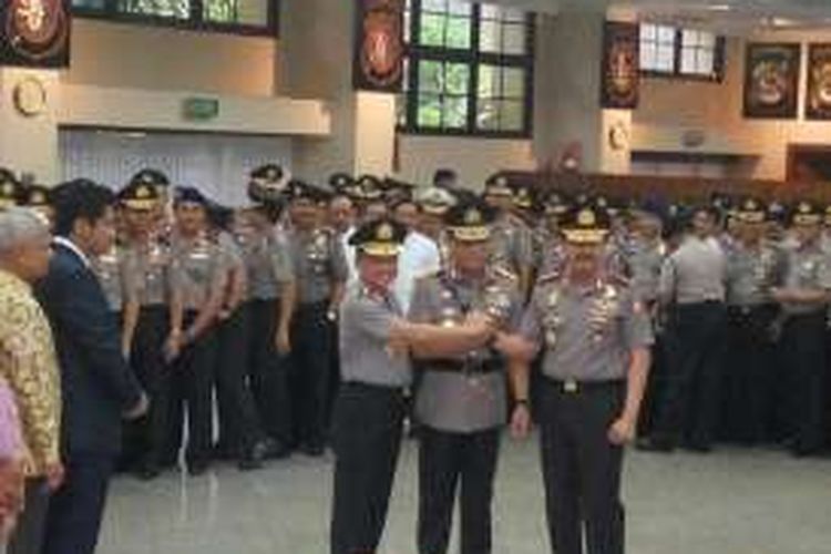 Kapolri Jenderal Pol Tito Karnavian melakukan salam komando dengan Wakapolri Komjen Pol Syafruddin dan Kepala BIN Jenderal Pol Budi Gunawan di Ruang Rupatama Mabes Polri, Sabtu (10/9/2016). Syafruddin hari ini dilantik sebagai Wakapolri menggantikan Budi Gunawan.