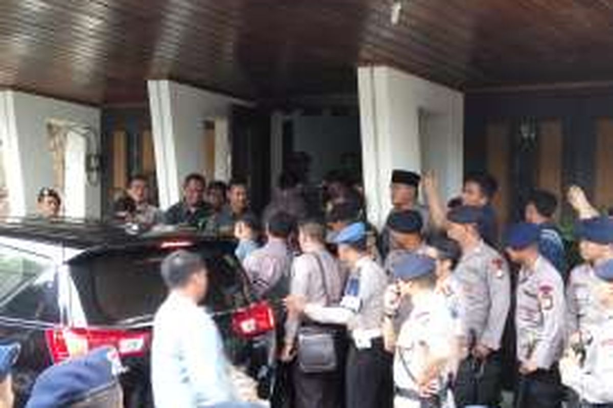 Terdakwa kasus dugaan penodaan agama, Basuki Tjahaja Purnama saat di Gedung eks Pengadilan Negeri Jakarta Pusat pada Selasa (27/12/2016).