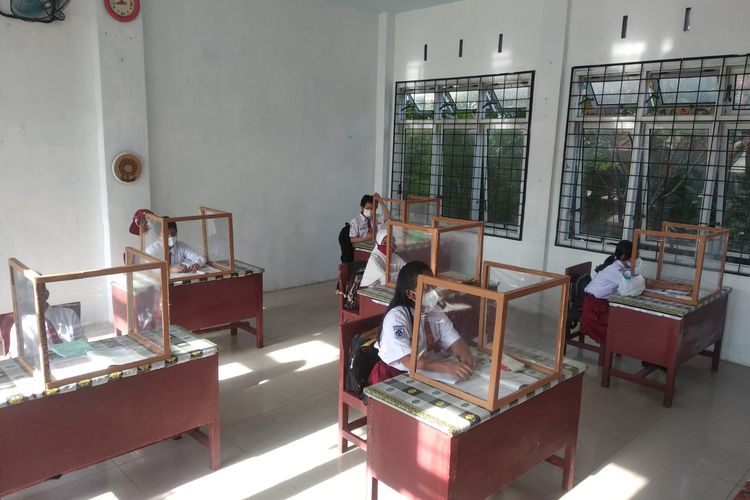 Sejumlah siswa SD di Medan mulai mengikuti proses PTM terbatas.