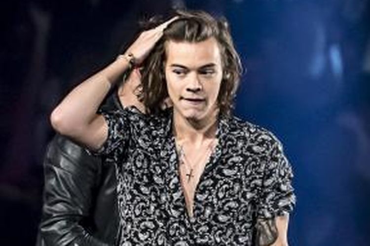Harry Styles, anggota boyband One Direction, memiliki rambut keriting yang membuat penggemar wanitanya histeris. 