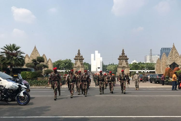 Prajurit TNI di Taman Makam Pahlawan Kalibata, Pancoran, Jakarta Selatan pada Selasa (27/4/2021) siang.