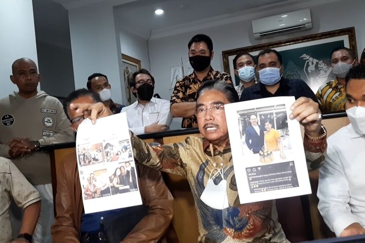 Hotma Sitompoel saat menggelar konferensi pers di kantor LBH Mawar Saron, Sunter, Jakarta Utara, Selasa (6/4/2021)