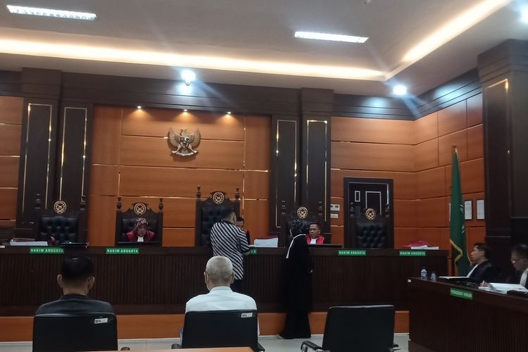 Penasehat hukum terdakwa memperlihatkan bukti chat Sekda dengan mantan direktur RSUD Pasbar dalam sidang di PN.Tipikor Padang, Kamis (20/7/2023) malam