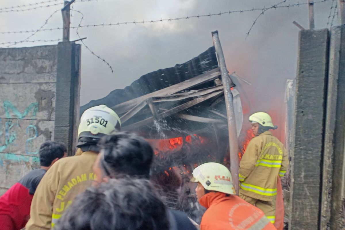 Kebakaran terjadi di Jalan Meruya Utara Kembangan Jakarta Barat, Senin (24/1/2022). Bangunan gudang dilahap si jago merah. 