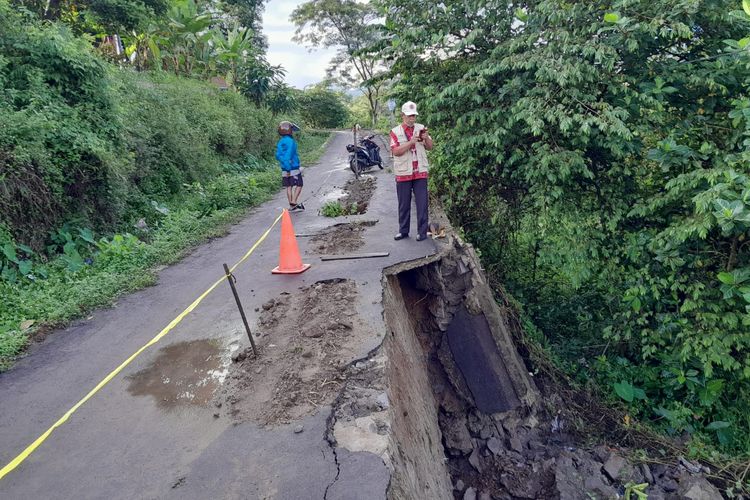 Longsor terjadi di perbatasan Kelurahan Genuk dan Ungatan Kabupaten Semarang