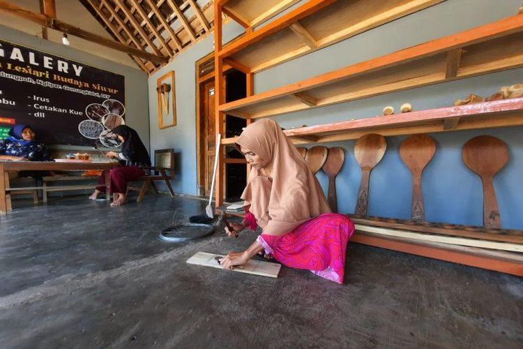 Perajin parutan kelapa di Mojosari, Kabupaten Gunungkidul, tetap bertahan produksi meski digempur peralatan modern.
