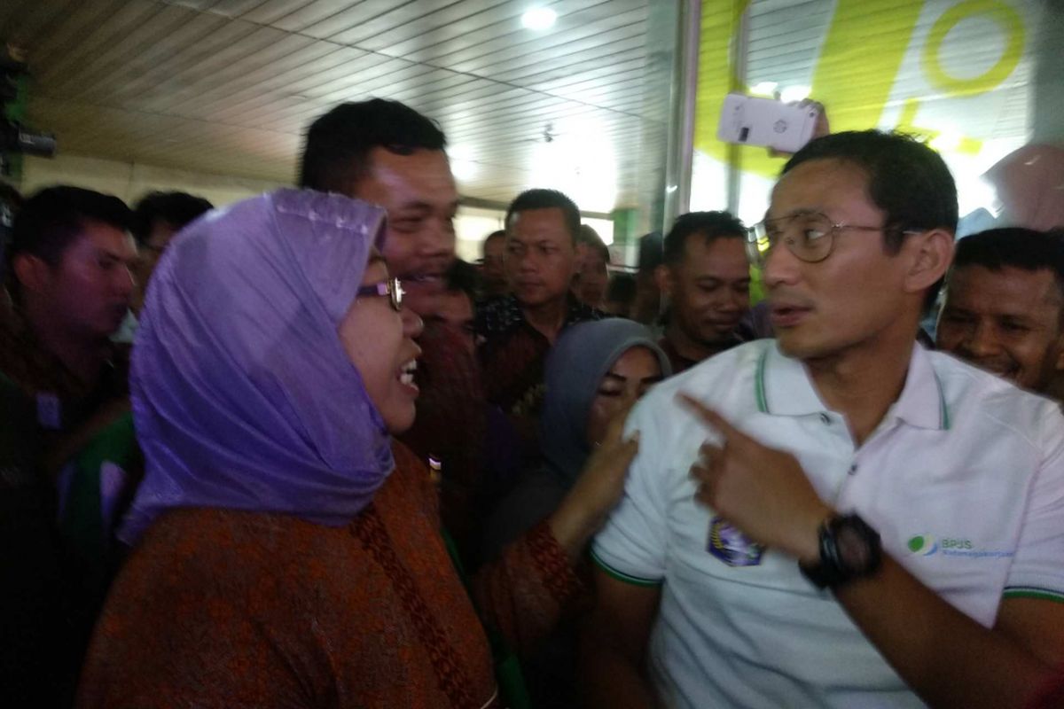 Wakil Gubernur DKI Jakarta Sandiaga Uno didatangi pedagang Blok G Tanah Abang ketika menghadiri acara BPJS Ketenagakerjaan di Blok B, Senin (23/4/2018).