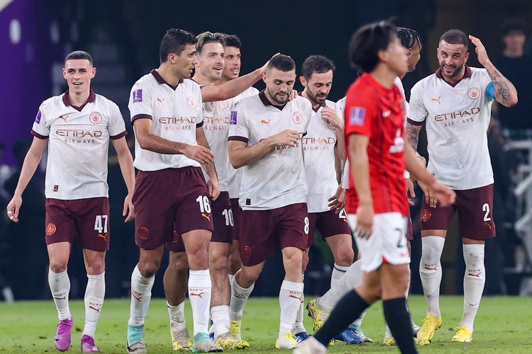 Gelandang Manchester City Mateo Kovacic (8) merayakan gol bersama rekan satu timnya pada pertandingan semifinal Piala Dunia Antarklub FIFA antara Manchester City vs Urawa Red Diamonds dari Jepang di King Abdullah Sports City di Jeddah pada 19 Desember 2023. (Foto oleh AFP)