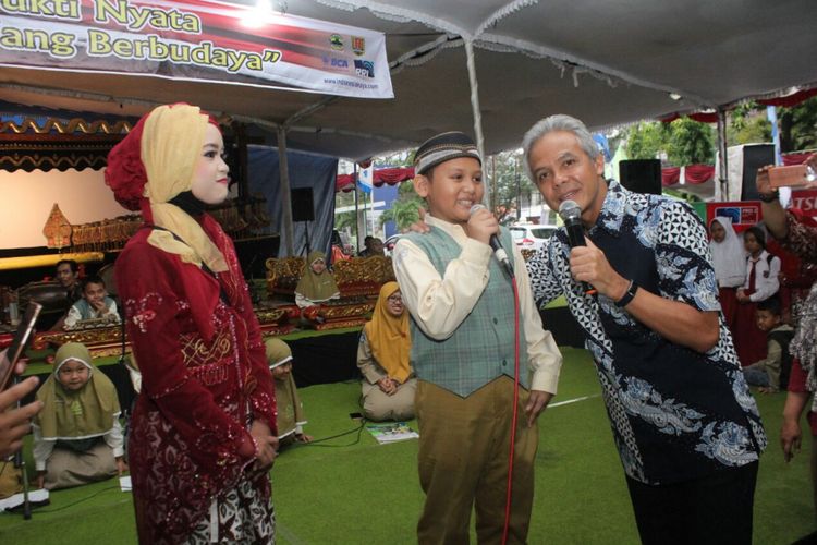 Gubernur Jateng Ganjar Pranowo memberikan tantangan kepasa dua pelajar untuk nembang Macapat dalam acara Peringatan Hari Wayang Internasional di Halaman RRI Semarang, Senin (13/12/2017). Ganjar menegaskan, dirinya akan mengusulkan acara ngunduh wayang dan ketoprak setiap bulan diberbagai daerah di Jawa Tengah.