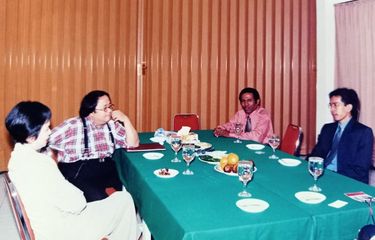 Foto pertemuan pertama Jokowi dan Sri Mulyani dalam seminar ekonomi 1998 di Solo, Jawa Tengah. Pria di sebelah Sri Mulyani adalah pengusaha jamu Jaya Suprana yang diminta menjadi moderator dalam seminar ekonomi tersebut.