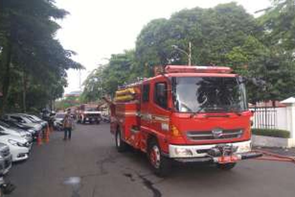 20 unit mobil pemadam kebakaran untuk tangani kebakaran di Palmerah, Jakarta Pusat, Kamis (4/8/2016)