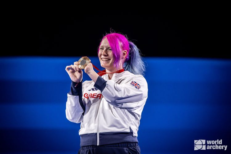 Atlet Inggris Jodie Grinham meraih medali perungggu panahan Paralimpiade Paris 2024 saat hamil