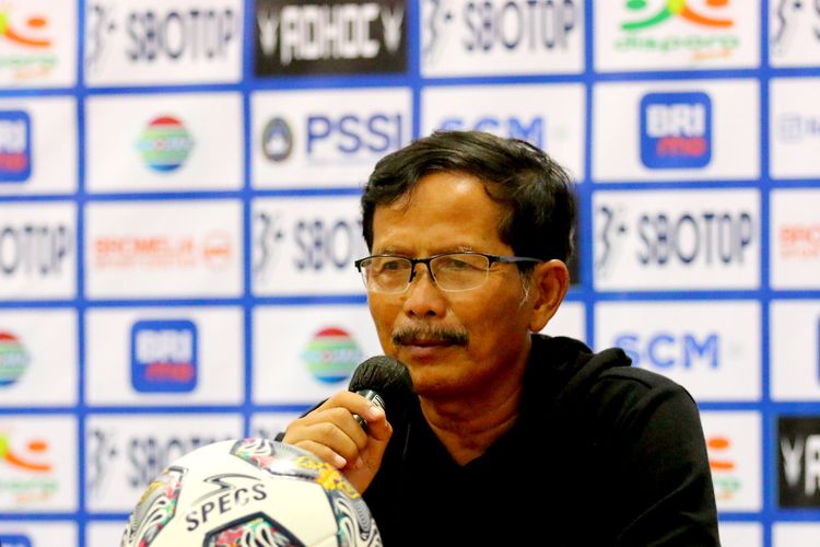 Pelatih Persikabo 1973 Djadjang Nurdjaman saat preskon usai pertandingan pekan ke-16 Liga 1 2022-2023 melawan Persik Kediri yang berakhir dengan skor 0-0 di Stadion Maguwoharjo Sleman, Rabu (21/12/2022) malam.