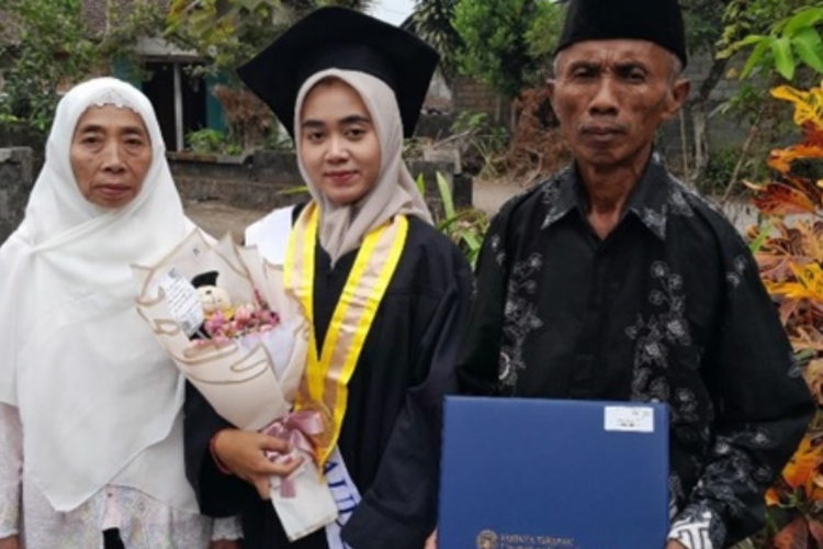 Dyana Arum Nugraini menjadi lulusan termuda di Universitas Negeri Yogyakarta (UNY) dengan meraih gelar sarjana terapan (D4) pada usia 21 tahun 1 bulan.