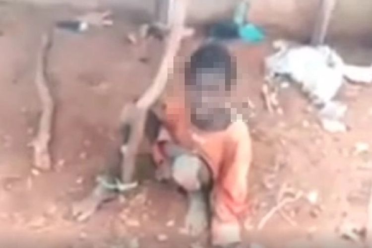 Potongan gambar yang diambil dari YouTube memperlihatkan Jbril Aliyu, bocah 10 tahun yang berasal dari Birnin Kebbi, Nigeria. Kasusnya menjadi sorotan karena dia diselamatkan setelah diikat selama dua tahun terakhir, sementara ayah ibu tiri, dan 17 saudaranya hidup nyaman.(Screengrab from YouTube via The Sun)