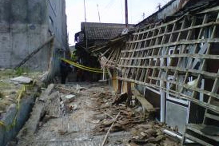 Lokasi keenam korban yang tertimpa tembok di Solo, Rabu (25/9/2013).