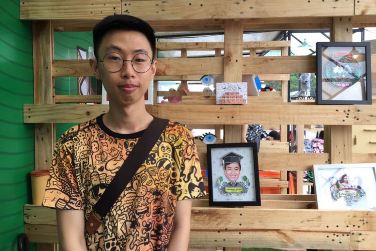 Pemilik bisnis suvenir Doodle Art DWSkellington, David Wijaya (27), saat memamerkan produk buatannya di ajang Makerfest 2018 di Kota Medan, Sumatera Utara, Sabtu (7/4/2018).