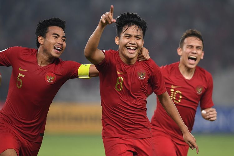 Pesepak bola Indonesia Witan Sulaeman (tengah) berselebrasi usai mencetak gol ke gawang Taiwan dalam laga Grup A Piala Asia U-19 di Stadion Utama Gelora Bung Karno, Jakarta, Kamis (18/10/2018). Indonesia menang dengan skor 3-1. ANTARA FOTO/Akbar Nugroho Gumay/pd.