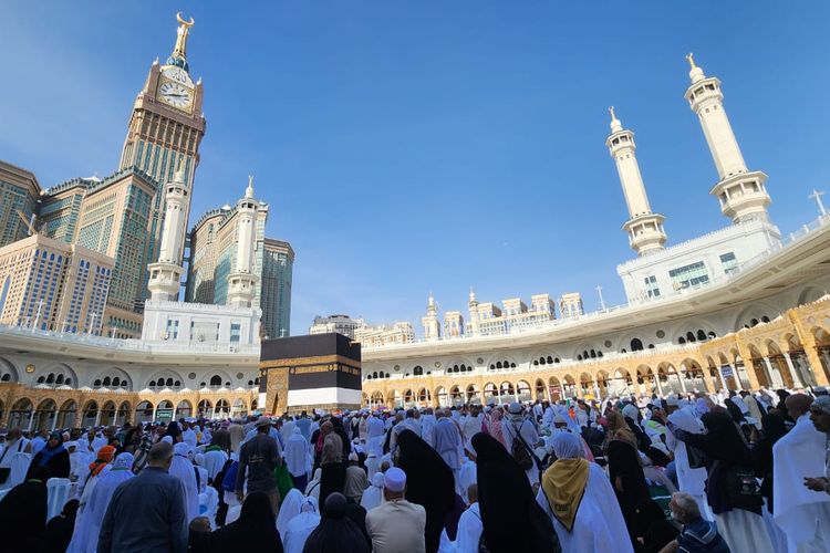 Ilustrasi umrah.  Eskalasi konflik bersenjata di kawasan Timur Tengah mulai berdampak pada aktivitas penerbangan internasional, termasuk perjalanan ibadah umrah. Sebanyak 9.400 jemaah umrah asal Jawa Timur yang saat ini berada di Tanah Suci menjadi perhatian serius otoritas terkait.