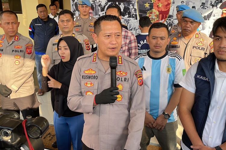 Kapolresta Bandung Kombes Pol Kusworo Wibowo saat melakukan konfrensi pers di Mapolresta Bandung, pada Rabu (2/8/2023) terkait aksi pemalakan yang dilakukan tiga orang terhadap tukang nasi goreng di Kecamatan Dayeuh Kolot, Kabupatem Bandung, Jawa Barat