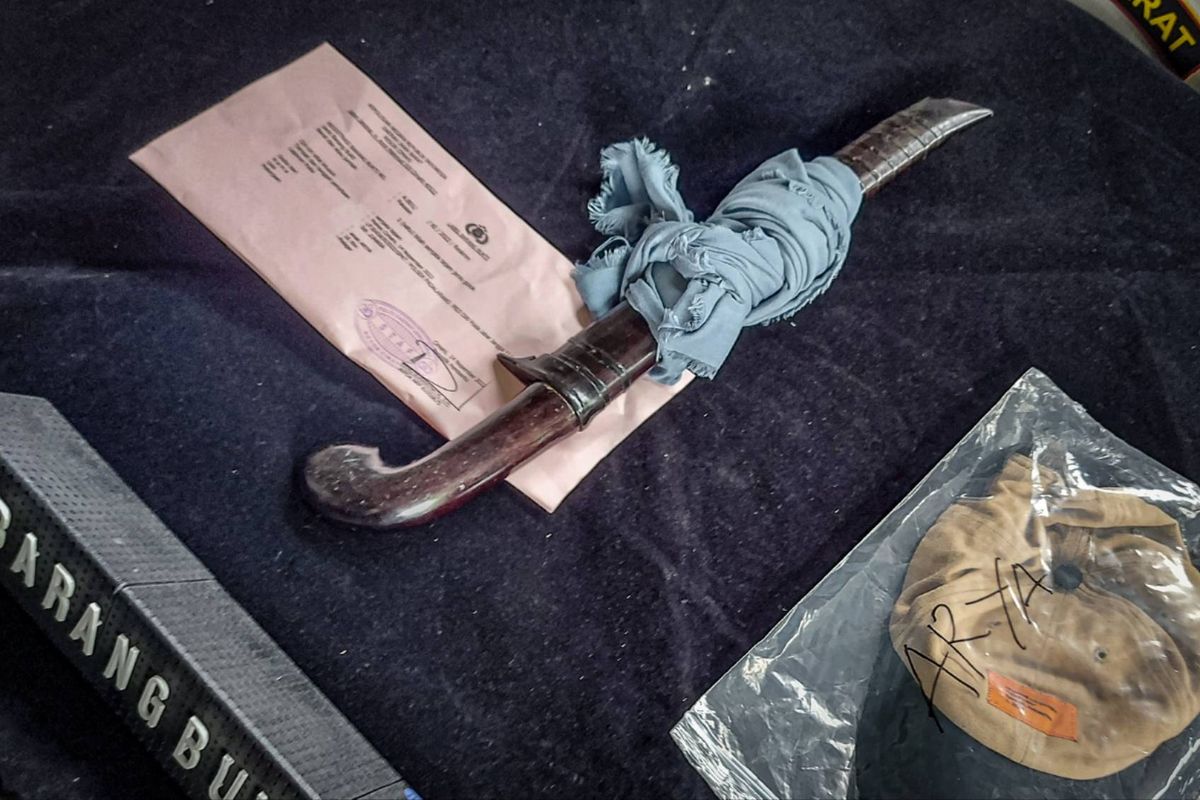 Barang bukti golok yang digunakan pelaku untuk membacok korban SMK di Bandung Barat.