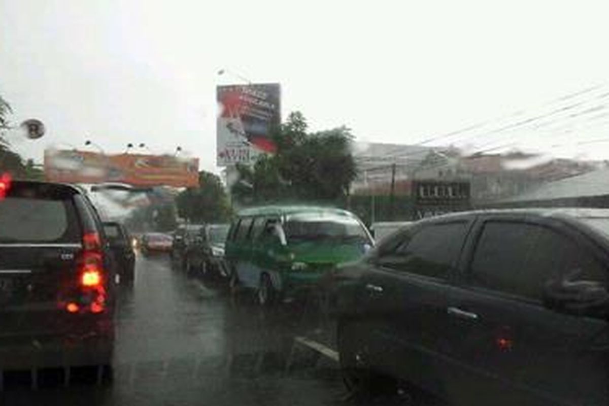 Kondisi Jalanan Kota Bandung saat turun hujan deras pada Minggu (25/12/2011).  