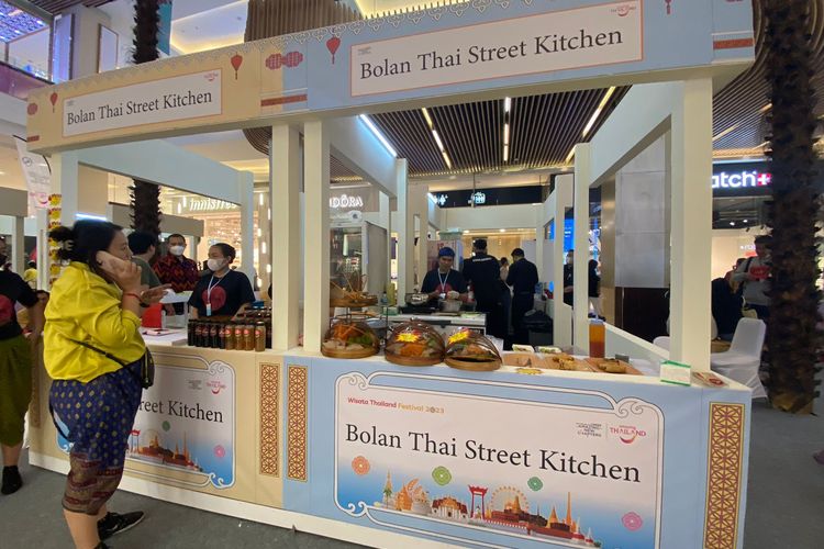 Booth yang menjual kuliner asli Thailand di Festival Wisata Thailand yang digelar di Kota Kasablanka 10-12 Maret 2023. 