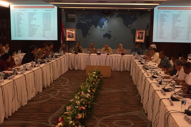 Rapat koordinasi persiapan menjelang Natal 2017 dan Tahun Baru 2018 di Kementerian Perdagangan, Jakarta Pusat, Kamis (2/11/2017). Rapat dipimpin oleh Menteri Perdagangan Enggartiasto Lukita dan turut dihadiri Kepala Satgas Pangan Inspektur Jenderal Polisi Setyo Wasisto dan perwakilan Dinas Perdagangan di seluruh Indonesia. 