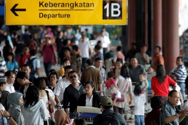 Calon penumpang memadati pintu keberangkatan Terminal 1 B Bandara Soekarno Hatta, Tangerang, Banten.