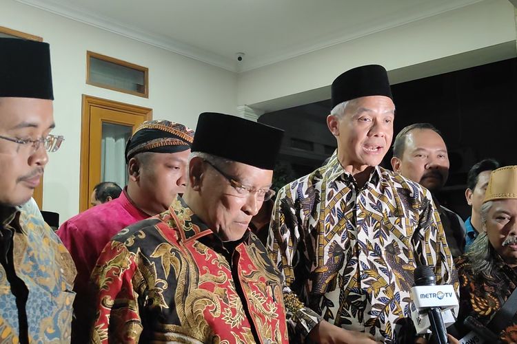 Bakal calon presiden (bacapres) PDI-P Ganjar Pranowo bersama mantan Ketua Umum PBNU Said Aqil Siradj, di Ponpes Luhut Al-Tsaqafah, Jakarta Selatan, Kamis (5/10/2023).