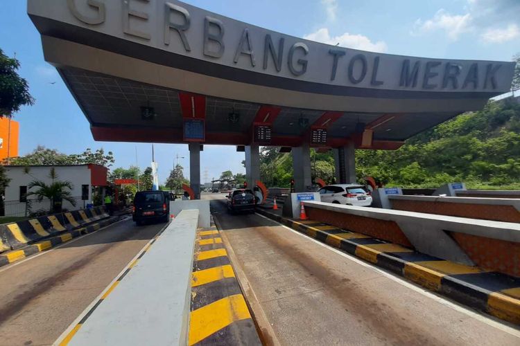 Gerbang Tol Merak menjadi titik rawan antrean kendaraan selama periode Natal dan Tahun Baru 2023.