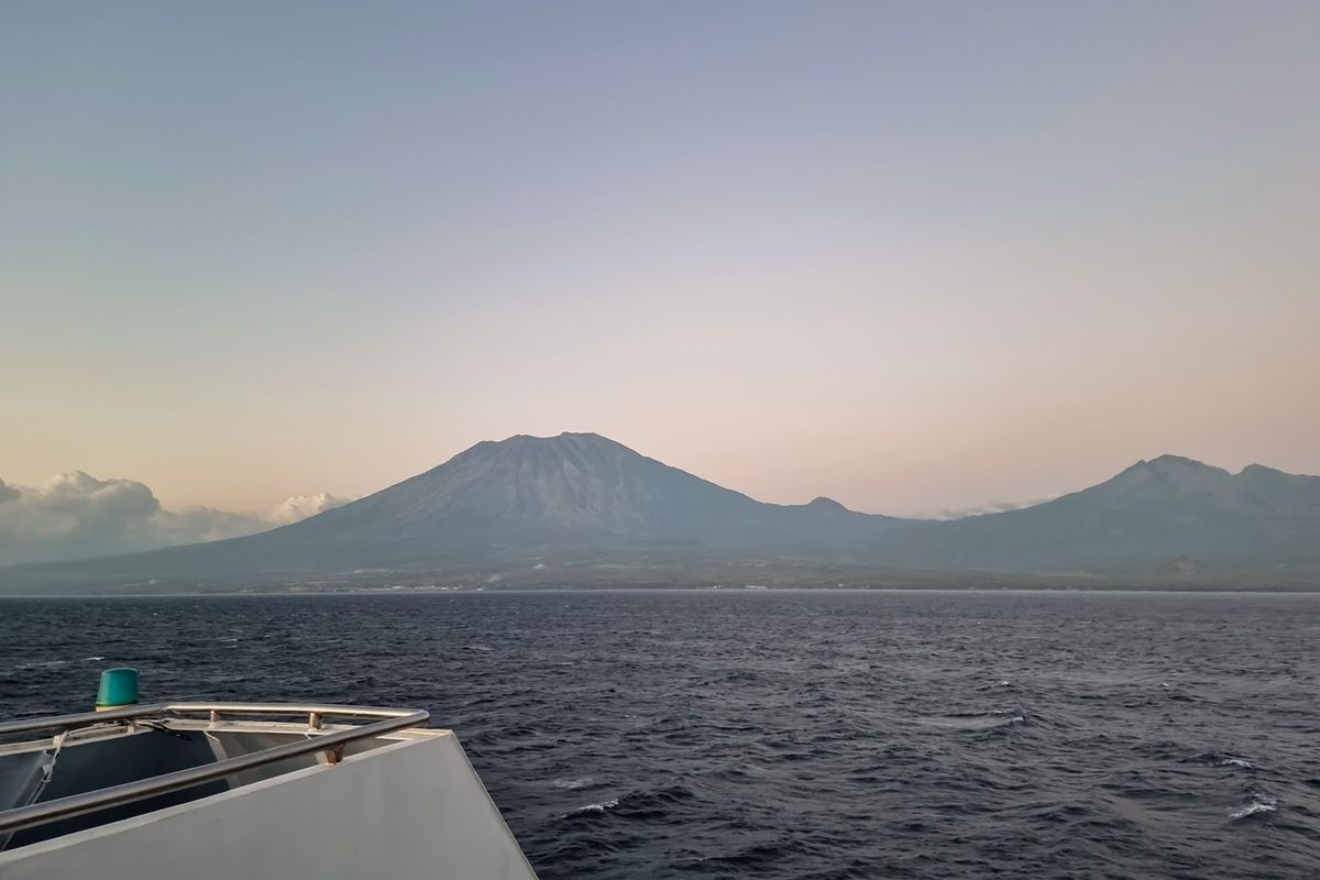 Gunung Agung, atap Pulau Bali Dilihat dari Kapal KM Kirana VII Surabaya-Lombok.