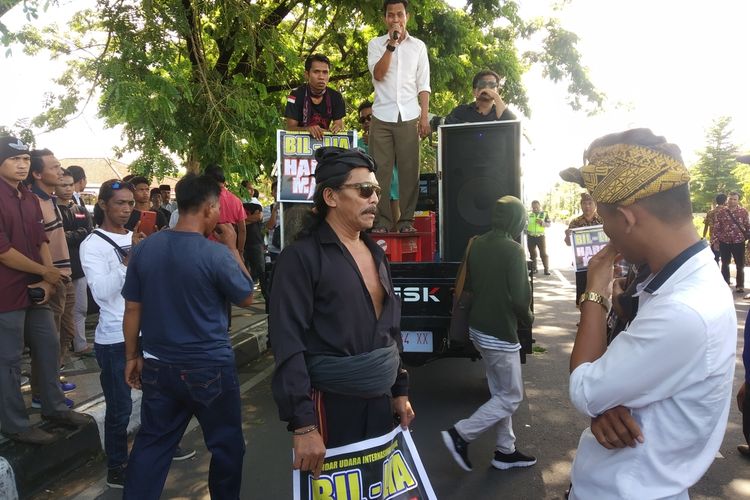aksi unjuk rasa penolakan nama bandara Lombok di Kantor Bupati