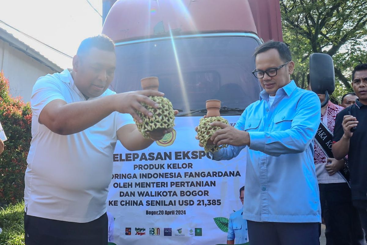 Direktur Jenderal (Dirjenbun) Perkebunan Andi Nur Alam Syah bersama Wali Kota (Walkot) Bogor Bima Arya melepas ekspor komoditas perkebunan dalam acara Semarak Perkebunan Nasional (Skena) di Kota Bogor, Jawa Barat, Sabtu (20/4/2024).