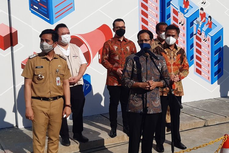 Menteri Pendidikan, Kebudayaan, Riset dan Teknologi (Mendikbud-Ristek) Nadiem Makarim, Wali Kota Solo Gibran Rakabuming, GM Head of Corporate Communications PT Astra International Boy Kelana Soebroto dan lainnya memberikan keterangan pers seusai meresmikan renovasi ruang praktik siswa dan ruang teori siswa di SMKN 2 Solo, Jawa Tengah, Senin (13/9/2021).