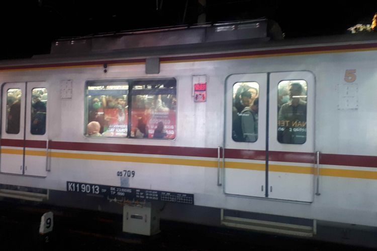 Kepadatan penumpang KRL menuju Bogor di Stasiun Manggarai, Jumat (22/2/2019).