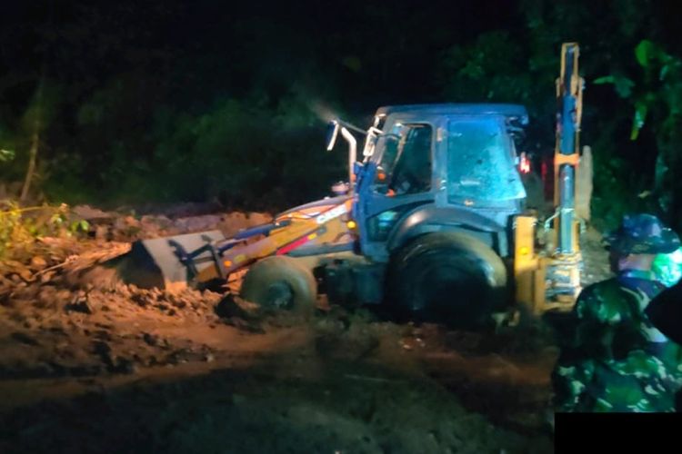 Jalan Sumbar-Riau putus akibat longsor di Kabupaten Limapuluh Kota. Terlihat alat berat membersihkan material.longsor, Minggu (24/11/2019)