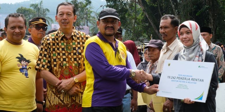 Bupati Pemalang Anom Widiyantoro&nbsp;menyerahkan perlindungan Jaminan Sosial Ketenagakerjaan kepada 19.242 pekerja rentan yang didanai melalui APBD Kabupaten Pemalang 2025.